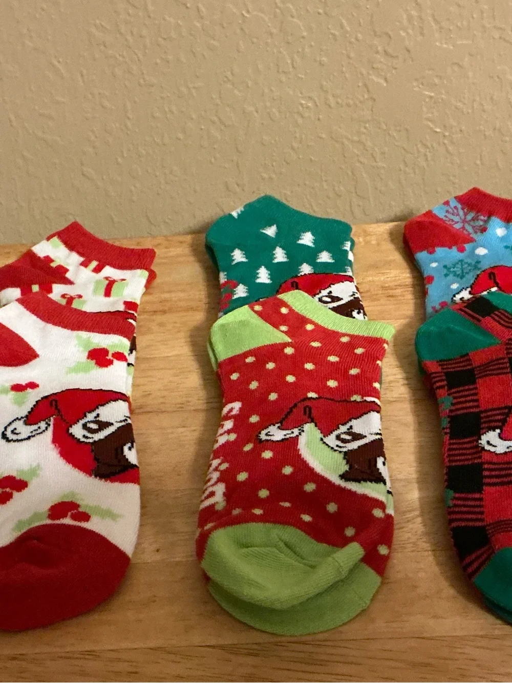 Kids Holiday Dog No-Show Socks in Green & Red